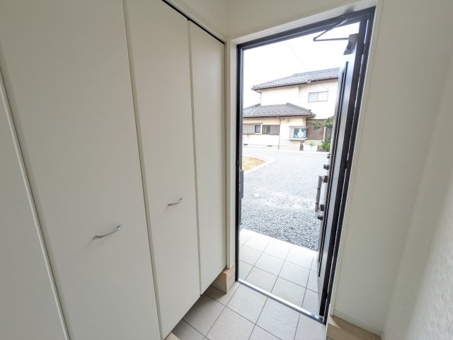 つくば市高見原　第17　新築戸建て　3号棟の玄関|家族全員の靴がスッキリ片付く大容量シューズボックス完備。お客様を気持ちよく迎えられる、明るく清潔感あふれる玄関です。