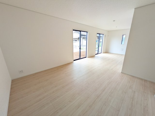 つくば市高見原　第17　新築戸建て　3号棟の居間・リビング|家族の会話が自然と弾む、広々としたゆとりのLDK。南西向きの窓からたっぷりの光が射し込む明るく快適な空間です。