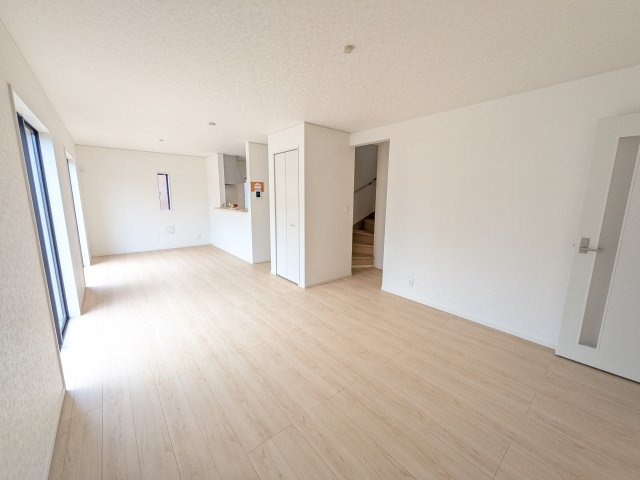つくば市高見原　第17　新築戸建て　3号棟の居間・リビング|居心地の良いデザインと機能性を両立。ご友人を招いたり、趣味を楽しんだり、様々なシーンで活躍する団らんの中心地です。