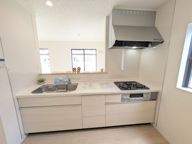 つくば市高見原　第17　新築戸建て　3号棟のキッチン|対面式カウンターでリビングとの一体感を演出。使いやすい動線と豊富な収納で、毎日の料理時間も快適に過ごせます。