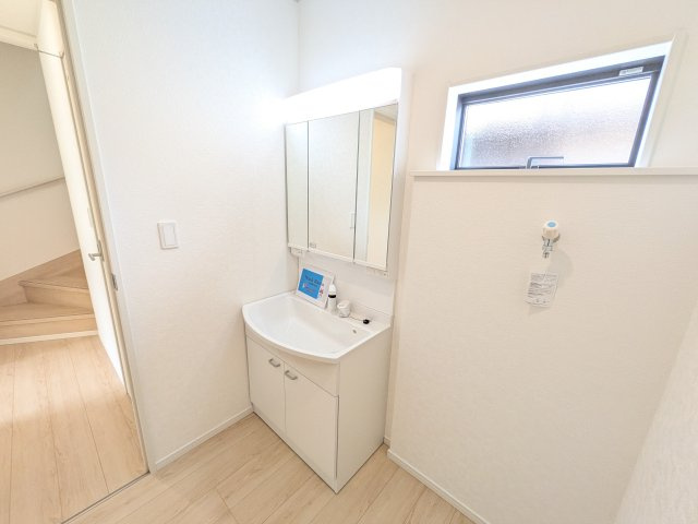つくば市高見原　第17　新築戸建て　3号棟の独立洗面台|三面鏡の洗面化粧台はミラー扉の内側がすべて収納スペースになっており、収納力も魅力的です♪
ボックスティッシュも収納可能で、可変トレイは収納物に応じて高さ調整ができます！
取り外して洗えるので清潔です♪