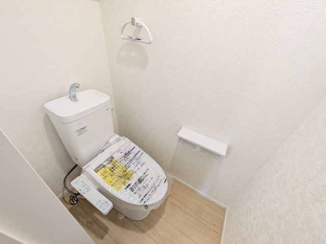 つくば市高見原　第17　新築戸建て　3号棟のトイレ|少ない水でもパワフルに洗浄する節水設計。清潔さと機能性を両立させた、毎日気持ち良く使えるトイレ空間です。