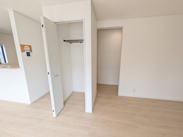 つくば市高見原　第17　新築戸建て　3号棟の収納|リビング内のクローゼット。日用品から季節の小物まで、幅広い用途でつかえます♪