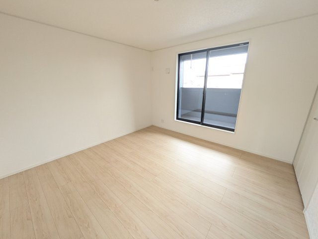 つくば市高見原　第17　新築戸建て　3号棟の洋室|バルコニーに面した明るい２面採光で、毎朝爽やかな光を感じられます。