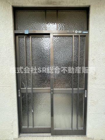 吉松2丁目中古テラスハウスの玄関|リフォームや住宅ローン・東大阪市の不動産の事なら弊社にお任せ下さいませ！
各地域の特徴・グルメ・裏道やその他、細かい情報等も熟知した
東大阪市出身のスタッフが新生活を送るお客様をサポート致します！