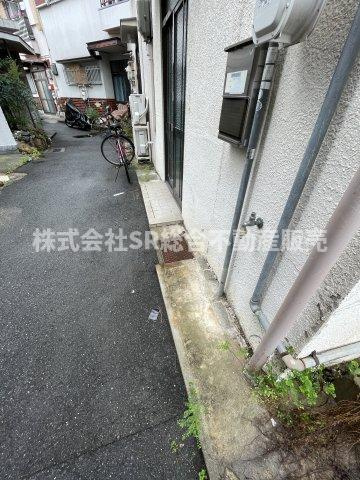吉松2丁目中古テラスハウスの玄関|弊社は中古戸建のご紹介、その後のリフォームのご提案、
賃貸物件のご紹介、すべてご対応可能です。
お客様にあったプランをご提案致します。
まずはお問合せ下さいませ。
