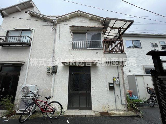 吉松2丁目中古テラスハウスの外観|弊社は不動産管理・賃貸仲介業もしております。
もちろんリフォームもできますので、お気軽にお申しつけ下さいませ