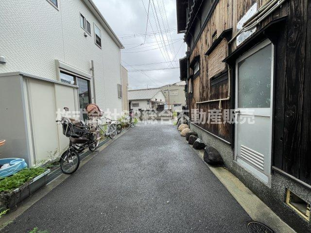 吉松2丁目中古テラスハウスの前面道路含む現地写真|住環境充実しております◎