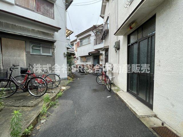 吉松2丁目中古テラスハウスの前面道路含む現地写真|全居室収納付きで便利です！