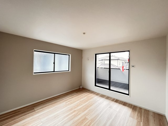 【LIGARE】下野市緑 1期 全1棟の洋室|〇2階8帖洋室〇
大きめなベッドもラクラク設置可能なゆとりある洋室☆
バルコニー付きなので、朝日を浴びて快適な1日を始められます！
※2026年8月撮影