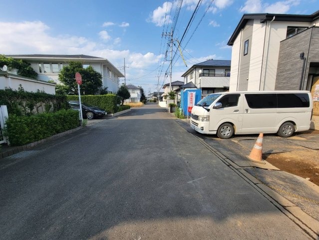 【LIGARE】下野市緑 1期 全1棟の前面道路含む現地写真|〇1号棟〇
広々6ｍの前面道路で、駐車もラクラク♪
車通りも穏やかで、子育て世代にも嬉しい安心の住環境です。
※2026年7月撮影