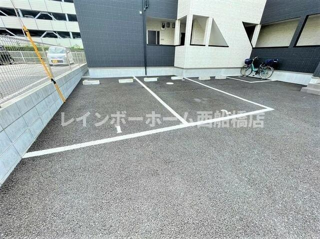 クオーレ東習志野の駐車場