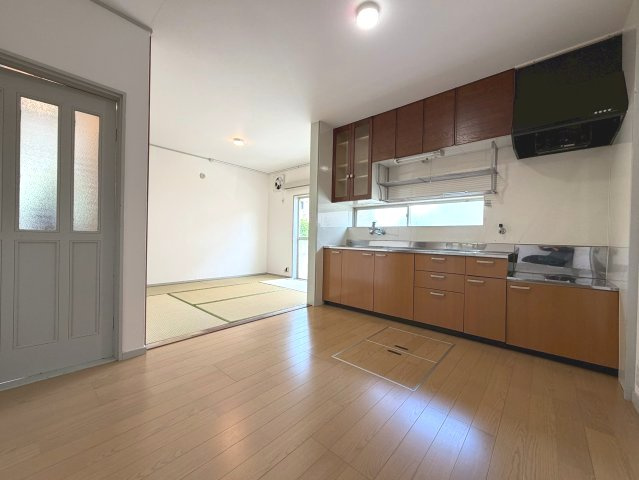 物集女町中海道の居間・リビング|キッチンと和室がゆるやかにつながる、家族の時間を大切にできる明るく落ち着いた住空間です！

室内（2026年7月）撮影