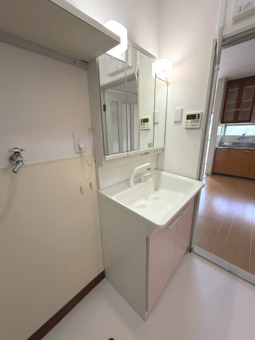 物集女町中海道の独立洗面台|三面鏡付きの洗面台は、身支度もスムーズ。すっきり使える清潔感ある空間で、毎日の暮らしを快適に支えます！

室内（2026年7月）撮影