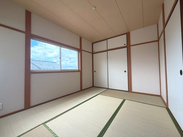 物集女町中海道の和室|やさしい自然光が差し込む落ち着きある和室。客間やお子さまの遊び場、くつろぎ空間としても活躍します！

室内（2026年7月）撮影