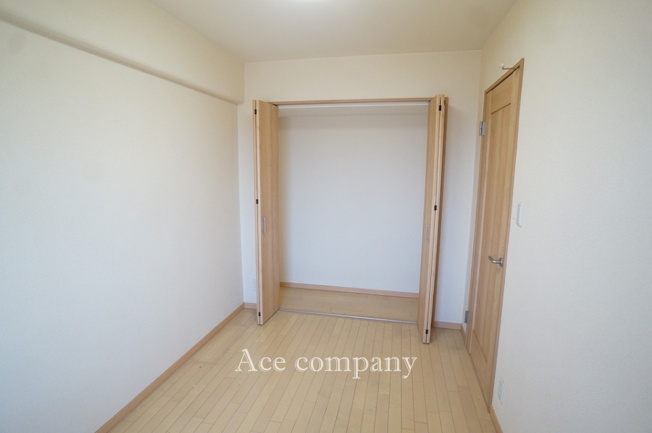 【子供部屋】 | 八戸ノ里スカイハイツ | 【リフォーム前画像：まもなくリフォーム開始です☆】【洋室4.5帖】収納完備です♪