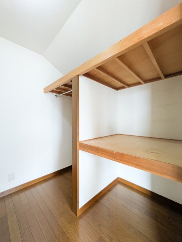 翠ヶ丘町戸建の収納|洋室約8.3帖のクロゼット。約3帖の広さでタップリ収納可能です。