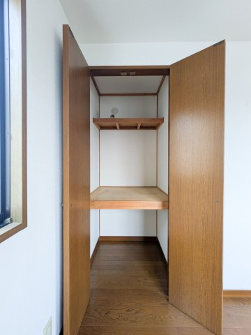 翠ヶ丘町戸建の収納|洋室約6帖のクロゼット