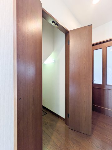 翠ヶ丘町戸建の収納|階段下収納