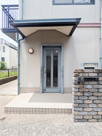 翠ヶ丘町戸建の玄関