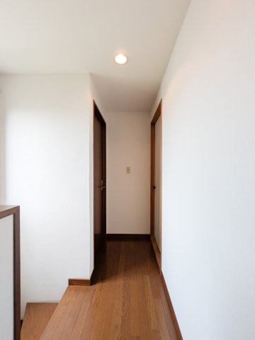 翠ヶ丘町戸建の玄関|2階廊下