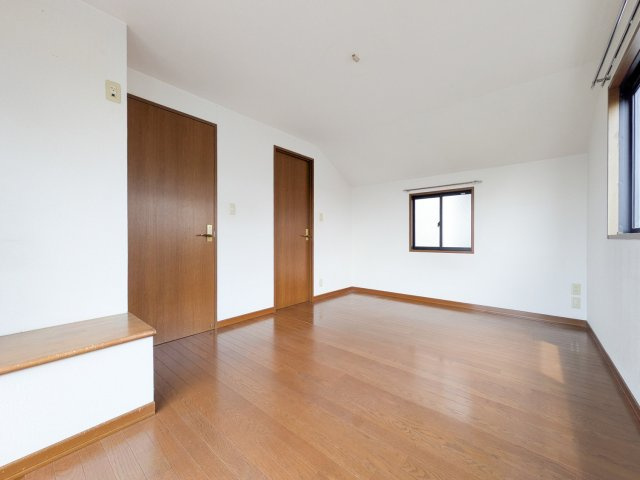 翠ヶ丘町戸建の洋室|約8.3帖の洋室。二面採光