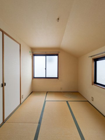 翠ヶ丘町戸建の和室|約6帖の和室。二面採光