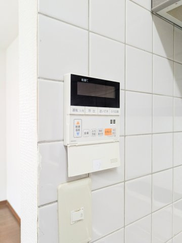 翠ヶ丘町戸建の発電・温水設備|キッチン横給湯リモコン
