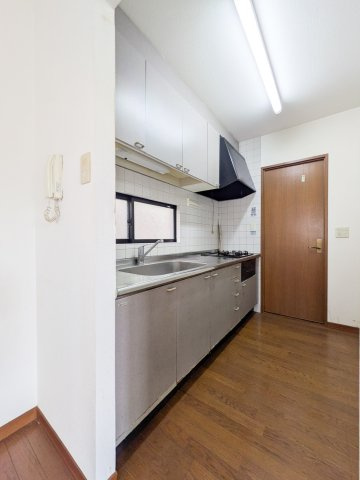 翠ヶ丘町戸建のキッチン|窓あり