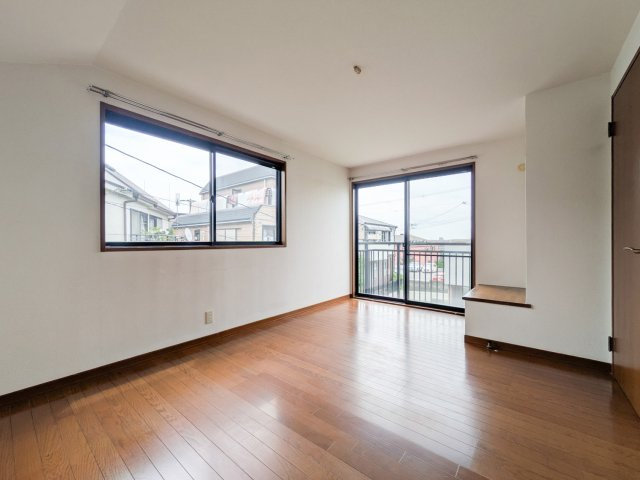 翠ヶ丘町戸建の洋室|約8.3帖の洋室。二面採光