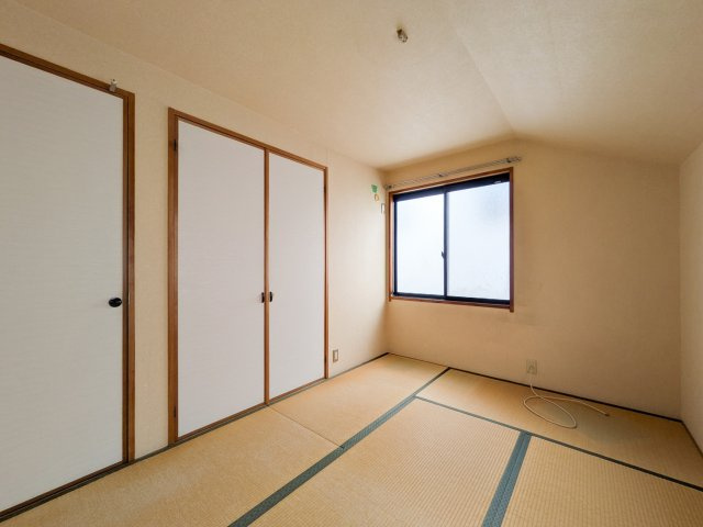 翠ヶ丘町戸建の和室|約6帖の和室。二面採光