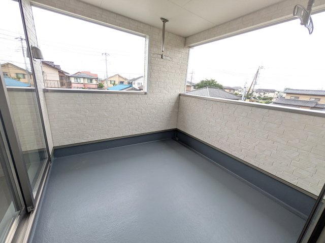 つくば市高見原　第17　新築戸建て　1号棟のバルコニー|人気のインナーバルコニー。室内と一体感があり、雨の日のお子様の遊び場や、ペットの安全な外気浴スペースにも最適です♪