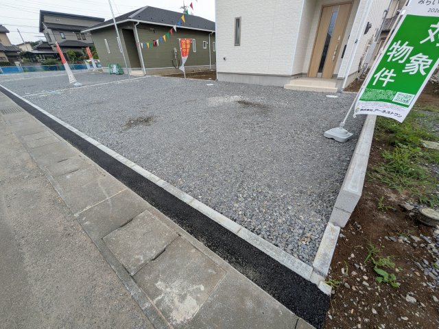 つくば市高見原　第17　新築戸建て　1号棟の駐車場|駐車4台可能で、出し入れしやすいゆとりのカースペース。
月々の駐車場代が不要な点も大きな魅力です。