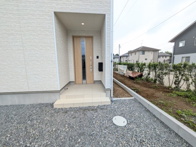 つくば市高見原　第17　新築戸建て　1号棟の玄関|玄関ドアはカードキーで開閉も楽々♪
スマホでの開錠と施錠も可能です！
玄関上部には人感センサー付きのダウンライトがあるので、夜間の帰宅時に自動で点灯してくれます♪
防犯対策面にも一役買ってくれます！