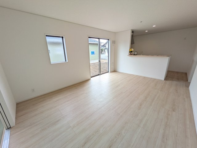 つくば市高見原　第17　新築戸建て　1号棟の居間・リビング|家族の会話が自然と弾む、広々としたゆとりのLDK。南西向きの窓からたっぷりの光が射し込む明るく快適な空間です。