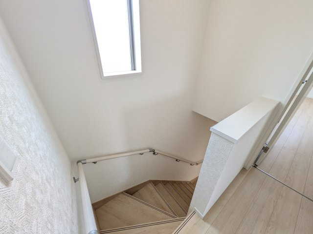 つくば市高見原　第17　新築戸建て　1号棟の内装|窓付きで明るい階段は、手すり付きでお子様からご年配の方まで安心して上り下りができます♪