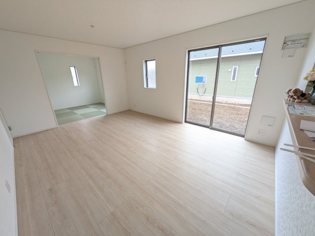 つくば市高見原　第17　新築戸建て　1号棟の居間・リビング|居心地の良いデザインと機能性を両立。ご友人を招いたり、趣味を楽しんだり、様々なシーンで活躍する団らんの中心地です。