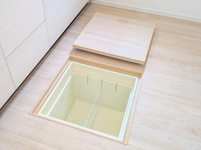 つくば市高見原　第17　新築戸建て　1号棟のキッチン|キッチン周りのストック品収納に便利な床下収納。
かさばる飲料水や調味料をまとめてストックでき、キッチンがスッキリ片付きます。