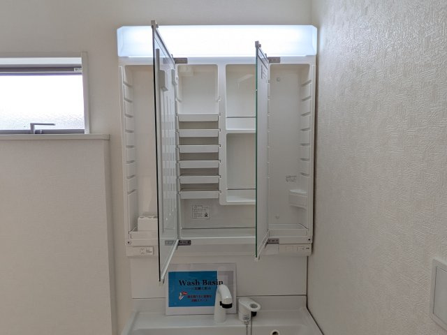 つくば市高見原　第17　新築戸建て　1号棟の独立洗面台|家族全員の化粧品や日用品をまとめて収納できるミラーキャビネット。
扉を閉めれば生活感を隠し、洗面空間がすっきりと片付きます。