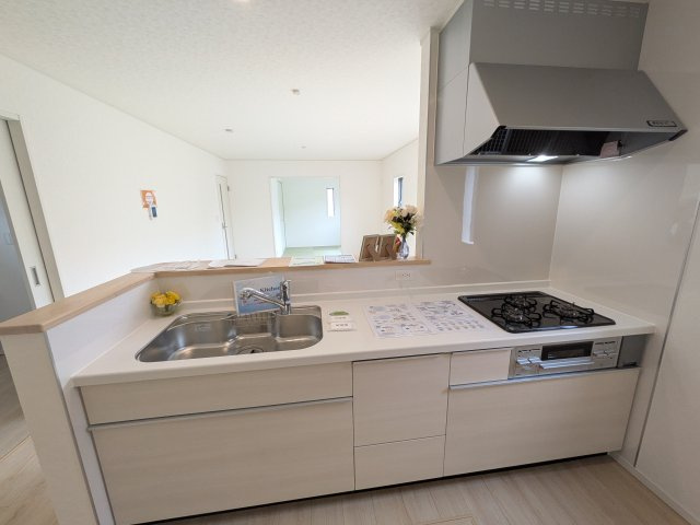 つくば市高見原　第17　新築戸建て　1号棟のキッチン|対面式カウンターでリビングとの一体感を演出。使いやすい動線と豊富な収納で、毎日の料理時間も快適に過ごせます。