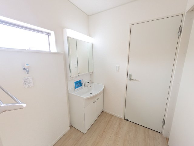 つくば市高見原　第17　新築戸建て　1号棟の独立洗面台|三面鏡の洗面化粧台はミラー扉の内側がすべて収納スペースになっており、収納力も魅力的です♪
ボックスティッシュも収納可能で、可変トレイは収納物に応じて高さ調整ができます！
取り外して洗えるので清潔です♪