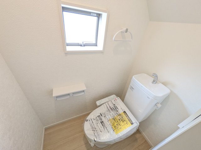 つくば市高見原　第17　新築戸建て　1号棟のトイレ|少ない水でもパワフルに洗浄する節水設計。清潔さと機能性を両立させた、毎日気持ち良く使えるトイレ空間です。