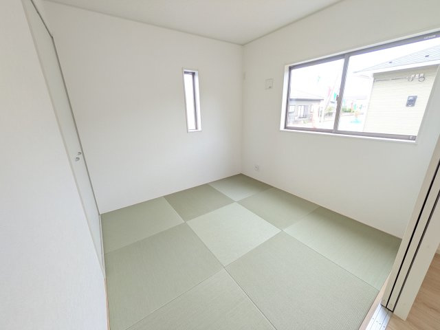 つくば市高見原　第17　新築戸建て　1号棟の和室|琉球畳の和室は陽当たりも良く、落ち着ける空間です♪
リビングとの続き間になっているので、お子様の遊ぶスペースやお昼寝などにも使えます！
押し入れもあり収納にも困りません♪