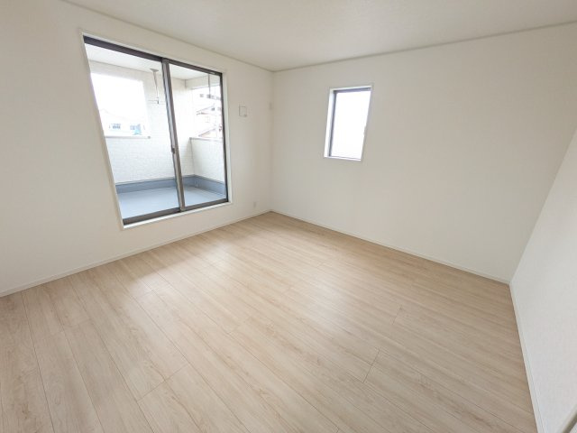 つくば市高見原　第17　新築戸建て　1号棟の洋室|バルコニーに面した明るい２面採光で、毎朝爽やかな光を感じられます。