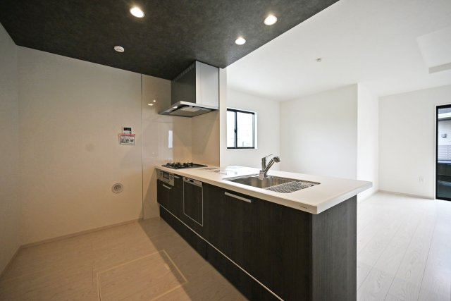 テラシエ南野1丁目新築一戸建て│4LDK+駐車2台可のキッチン|1階LDKをキッチン越しに撮影した現地内観写真です。 広くて使いやすいキッチンは折り下げ天井を採用しており、 オシャレな空間に仕上がりました。