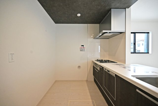 テラシエ南野1丁目新築一戸建て│4LDK+駐車2台可のキッチン|キッチン後ろのスペースも広く、ご入居後に設置するカップボードの幅も広がります。特にLDKが広い住宅の場合はカップボードなどのメインインテリアを大きくするとバランスが良くなります。