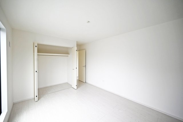 テラシエ南野1丁目新築一戸建て│4LDK+駐車2台可の洋室|-主寝室(2F)-収納庫内には枕棚とハンガーレールを配置しています。 限られた収納スペースでもすっきりと片付けることが出来ます。