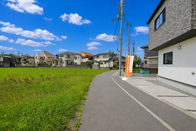 テラシエ南野1丁目新築一戸建て│4LDK+駐車2台可の前面道路含む現地写真|北西側道路は約4ｍ幅です。