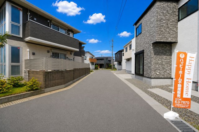 テラシエ南野1丁目新築一戸建て│4LDK+駐車2台可の前面道路含む現地写真|北東側道路は約4ｍ幅です。