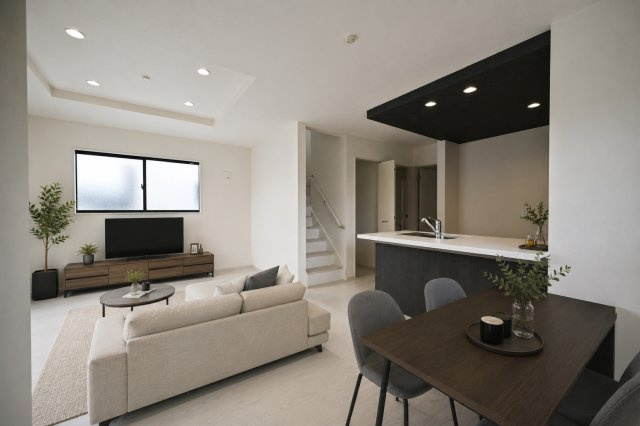 テラシエ南野1丁目新築一戸建て│4LDK+駐車2台可の居間・リビング|LDKは17帖でゆとりある広さです。 インテリア配置に困らない間取り設計に加え、お子様のいる世帯に必要な部屋数を備えた物件です。※家具・小物はCGによるイメージです。実際には設置されておりません。